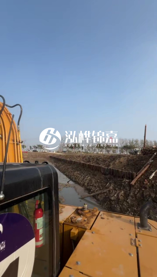 三門峽挖機(jī)打木樁專業(yè)施工-松木樁打樁木價(jià)格含運(yùn)輸成本嗎？