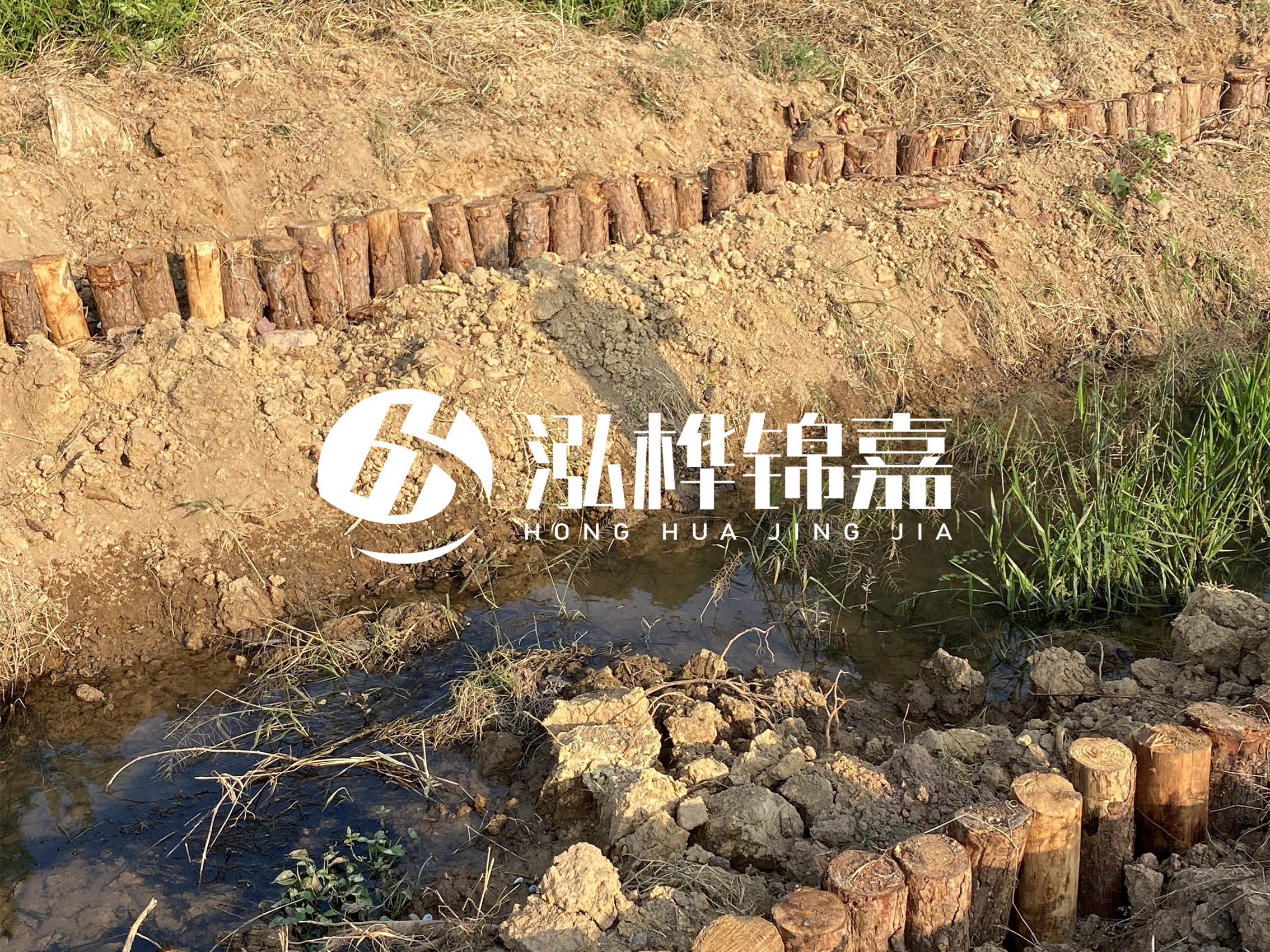 防汛木樁價格中的施工費如何計算？水下打樁和陸地打樁費用差異？
